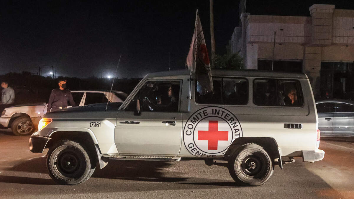 24 de noviembre de 2023, Territorios Palestinos, Rafah: Un vehículo de la Cruz Roja, como parte de un convoy que se cree que transporta rehenes secuestrados por militantes de Hamas durante el ataque del 7th de octubre contra Israel, llega a la frontera de Rafah, en medio de un acuerdo de intercambio de rehenes-prisioneros entre Hamás e Israel, en el sur de la Franja de Gaza. Foto: Mohammed Talatene/dpa/Sipa USA