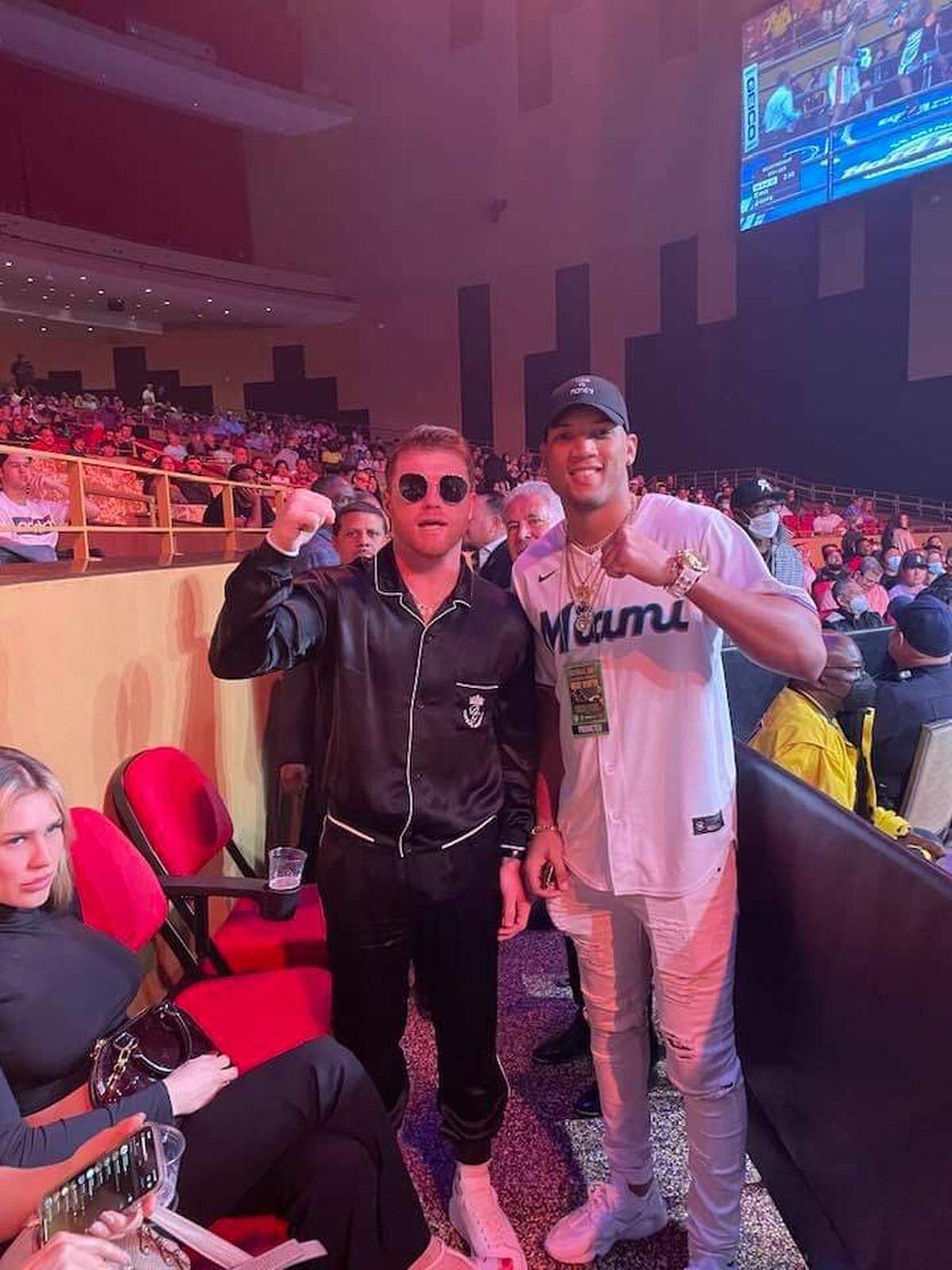 Saúl Canelo Álvarez y David Morell Jr. (der.) en foto tomada el 1ro de enero del 2022 en el Hard Rock Hotel y Casino en Fort Lauderdale.