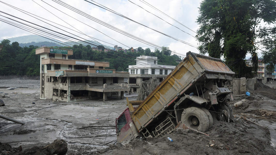 Amenaza de nuevas riadas tras alud que dejó más de 550 muertos entre Nepal y China