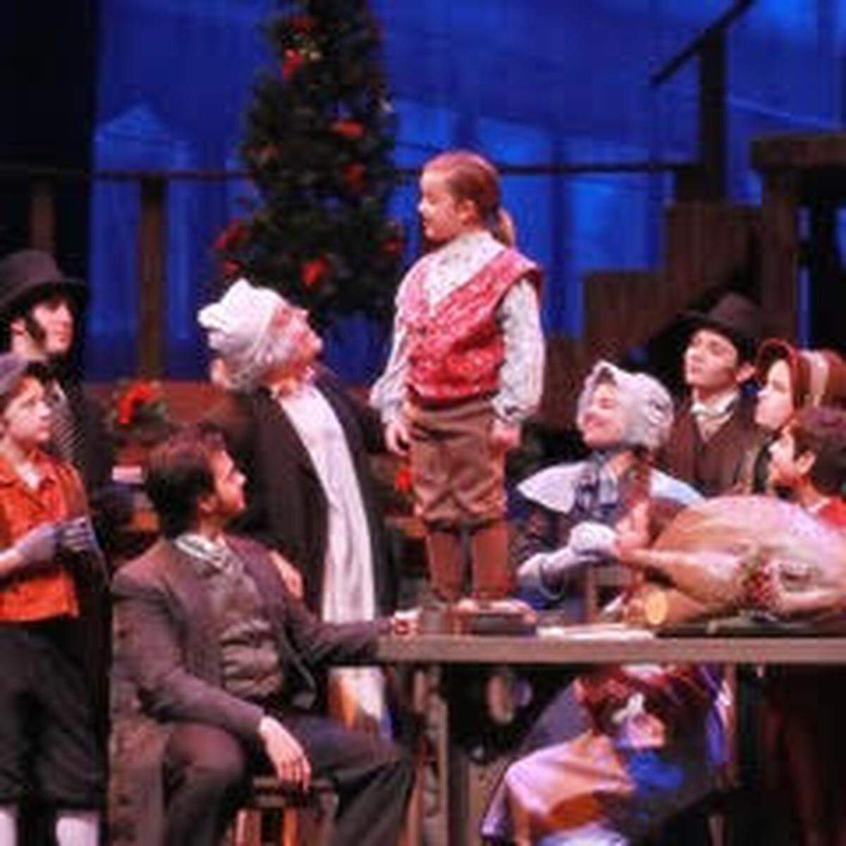El clásico navideño de Charles Dickens da un giro musical en el Actors’ Playhouse, en una adaptación para toda la familia.