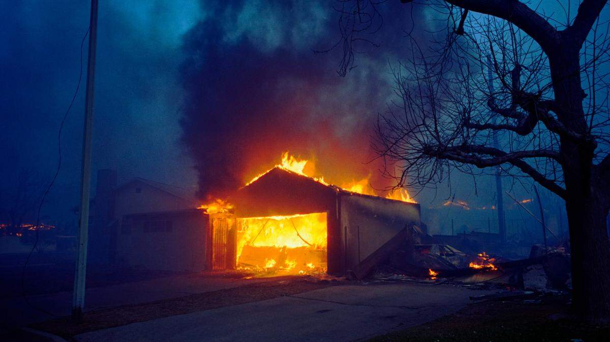 
Incendio de Eaton ardiendo cerca de Woodbury Dr.