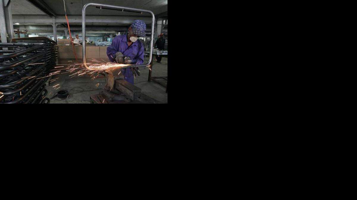  Un obrero trabaja en la confección de muebles hospitalarios hoy, jueves 22 de octubre de 2015, en una fábrica de la Industria Cubana de Equipos Médicos (ICEM), en La Habana (Cuba). Cuba estaría interesada en fomentar las inversiones extranjeras y la formación de empresas mixtas en la manufactura de equipamiento médico, uno de los sectores de más impacto social en la isla. EFE/Alejandro Ernesto