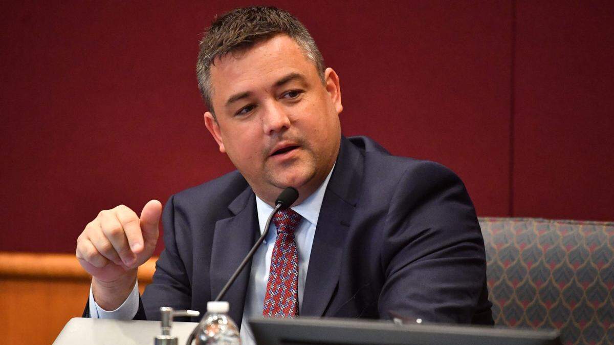 Christian Ziegler está acusado de violar a una mujer con la que él y su esposa Bridget Ziegler —cofundadora del grupo conservador Moms for Liberty— habían tenido una relación sexual consensuada previa, según registros policiales.