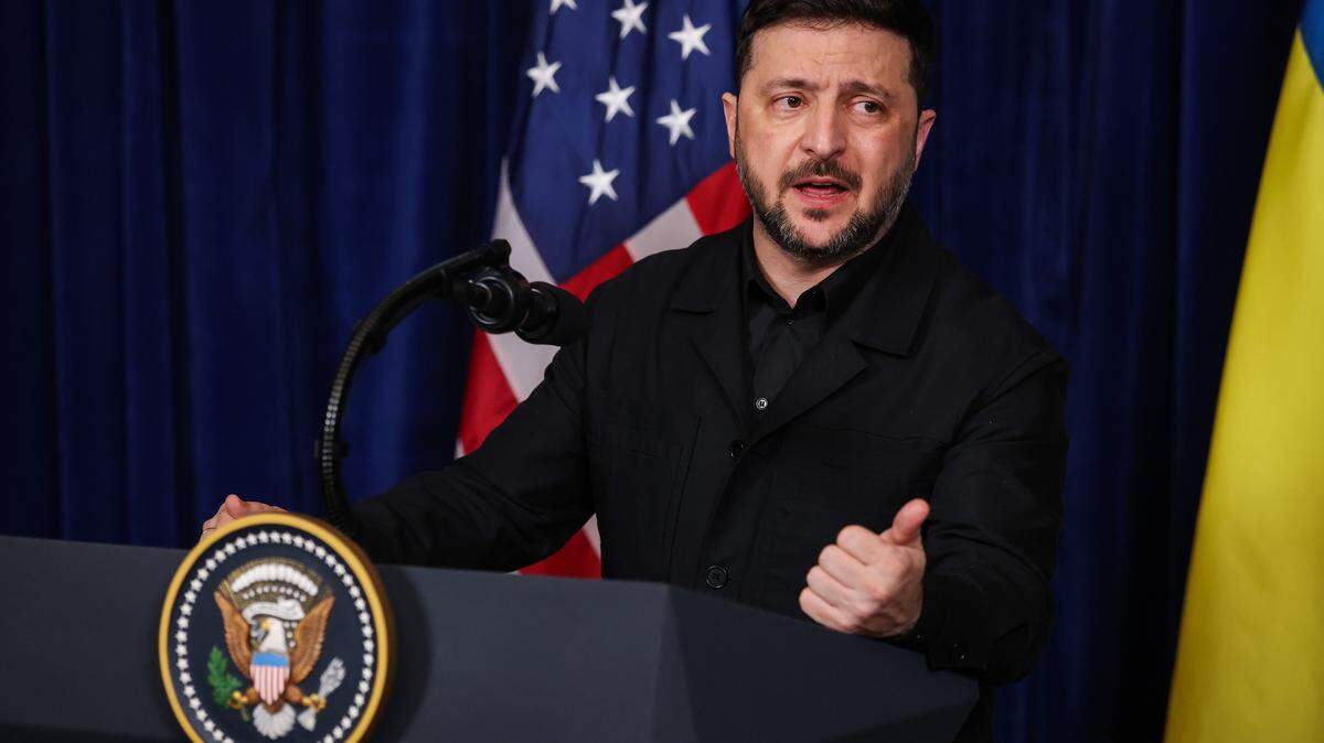 El presidente de Ucrania, Volodímir Zelenski, habla durante una conferencia de prensa junto al presidente de Estados Unidos, Donald Trump, tras su reunión en el club Mar-a-Lago de Trump, el 28 de diciembre de 2025 en Palm Beach, Florida.