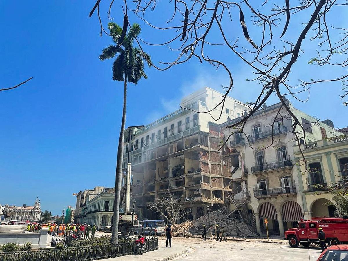 Los equipos de rescate trabajan en un sitio después de que una explosión destruyó el Hotel Saratoga, en La Habana, Cuba, el 6 de mayo de 2022.
