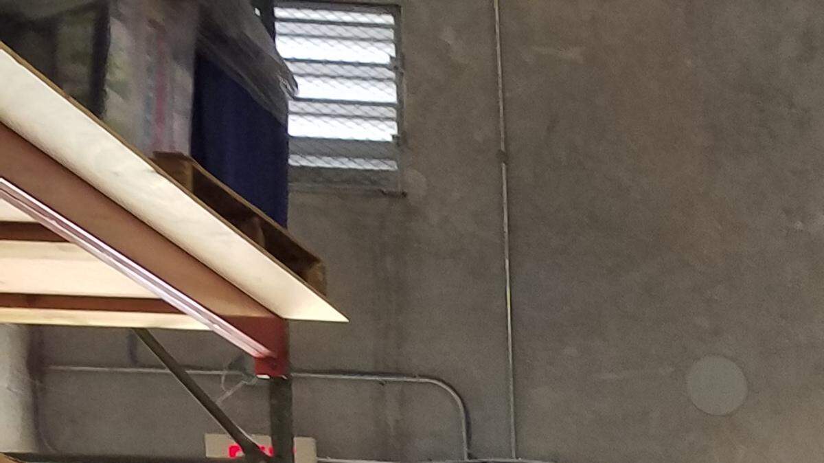 Trabajadores de la empresa de envíos puerta a puerta Vikom Export, con sede en Doral, colocan productos en cajas con destino a Venezuela el 13 de abril de 2018.