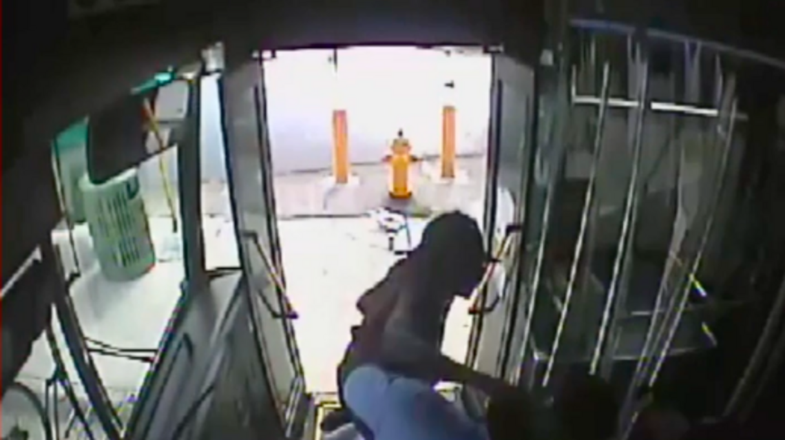 Golpean en la cara a conductor de bus en Broward, policía busca al agresor
