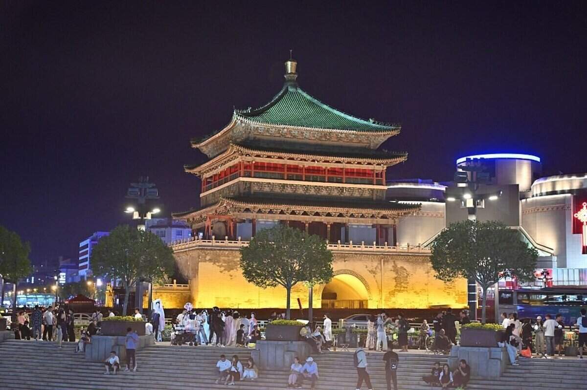 La gente visita una plaza junto al campanario en Xian, provincia de Shaanxi, en el centro de China, el 11 de mayo de 2025.
