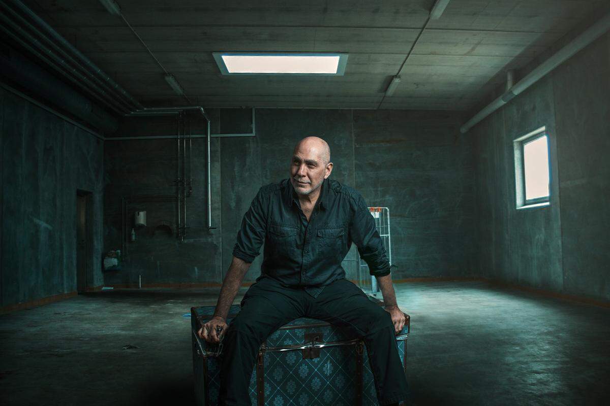 El escritor mexicano Guillermo Arriaga, Premio Alfaguara 2020 por su novela 'Salvar el fuego', charla con el premiado periodista y escritor Jorge Ramos, el 20 de noviembre.