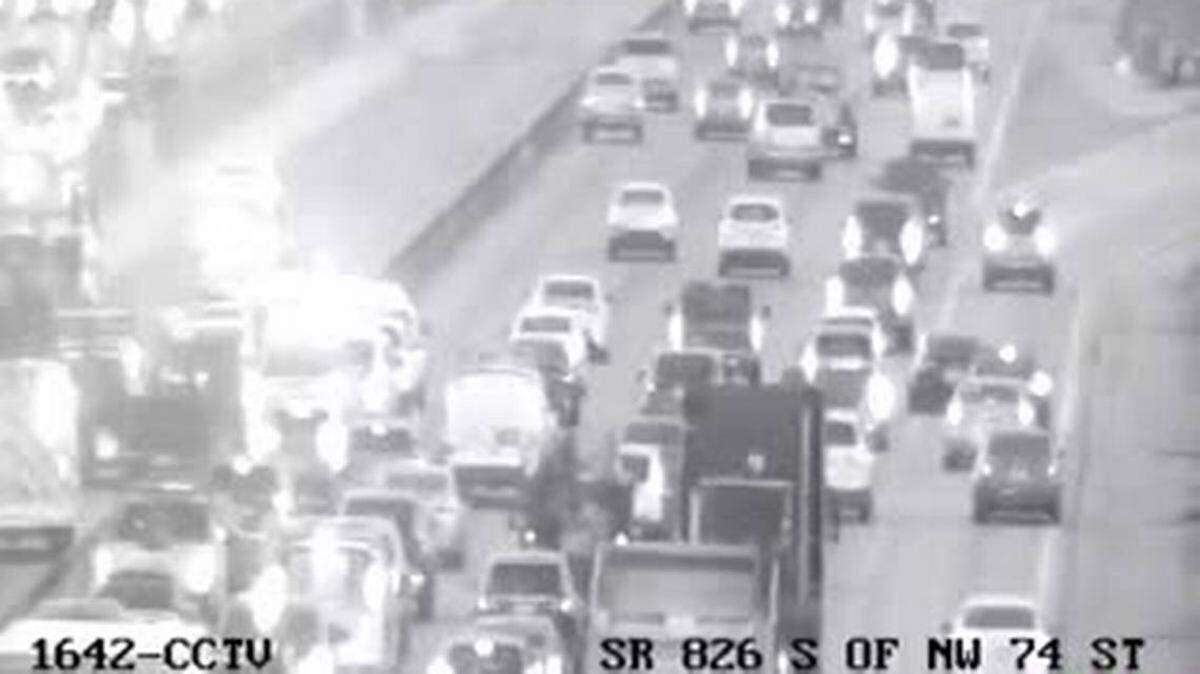 El accidente que ocurrió a las 6:17 a.m. al sur de la calle 74 del noroeste aún causaba importantes problemas de tráfico a las 7:28 a.m. Departamento de Transporte de Florida