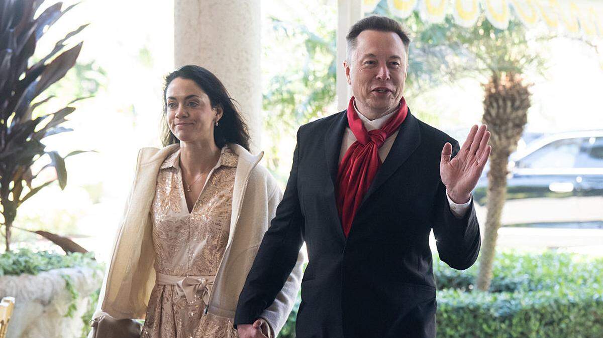 Elon Musk, director ejecutivo de Tesla y SpaceX, y Shivon Zilis, inversora de capital riesgo, llegan para asistir a la boda de Dan Scavino, subjefe de gabinete de la Casa Blanca, y Erin Elmore, directora del programa Arte en las Embajadas del Departamento de Estado, en Mar-a-Lago, en Palm Beach, Florida, el domingo 1 de febrero de 2026.