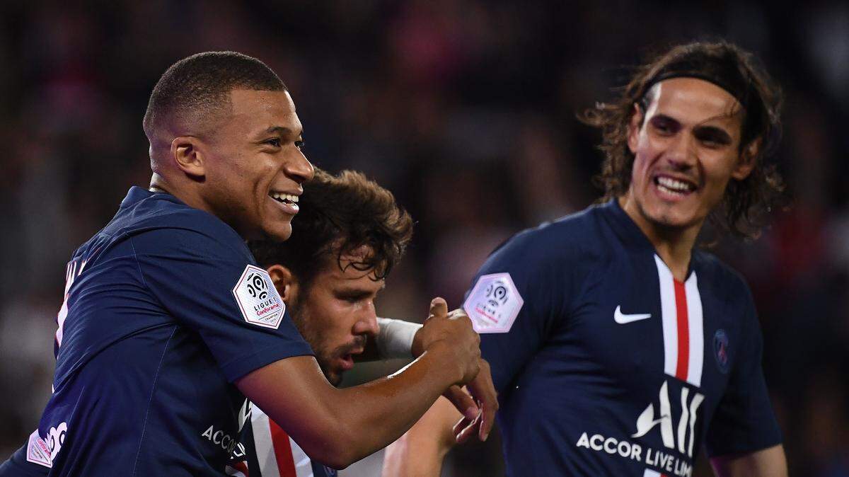 Kylian Mbappé, Juan Bernat y Edinson Cavani (de izq. a der.) celebran un gol del Paris Saint-Germain ante Nimes en un partido de la liga francesa, el 11 de agosto de 2019.