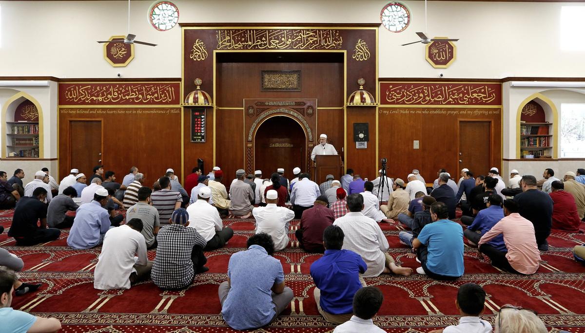 El imán Abdul Hamid Samra, del Centro Islámico del Gran Miami, durante un servicio religioso este viernes 3 de mayo en Miami Gardens.