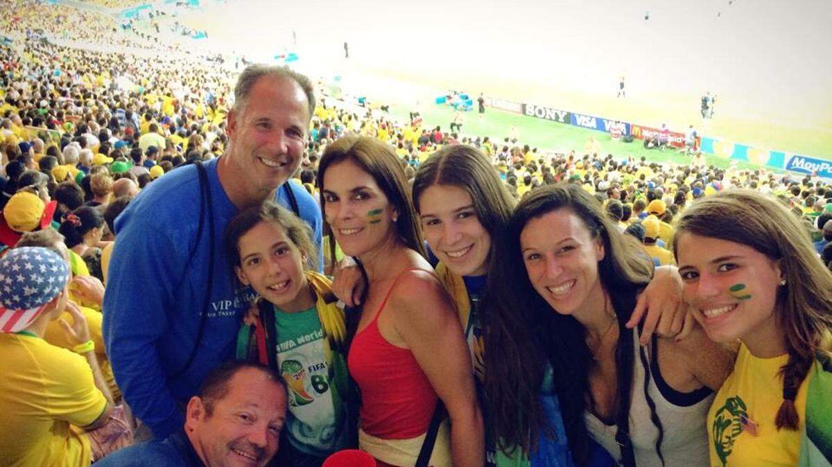 Antonio Paz (primero de izq. a der. en la fila de atrás) con un grupo de personas que viajaron con él al Mundial de Brasil 2014.