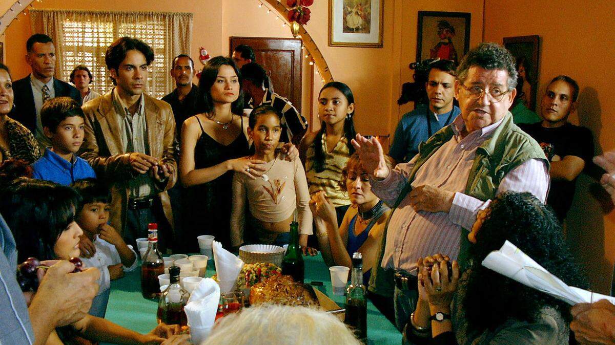 El director de cine venezolano Román Chalbaud (der.) en el set de grabación de la telenovela “Amores de Barrio Adentro”, en julio del 2004.