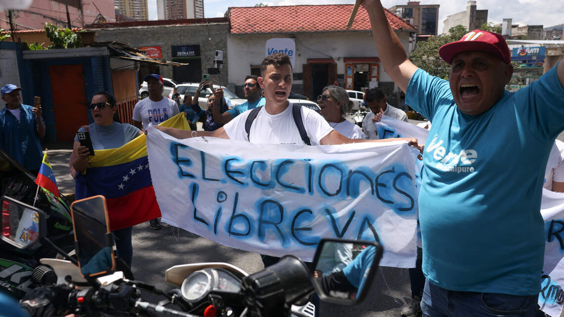 Caravanas opositoras piden en varias zonas de Venezuela el regreso de María Corina Machado