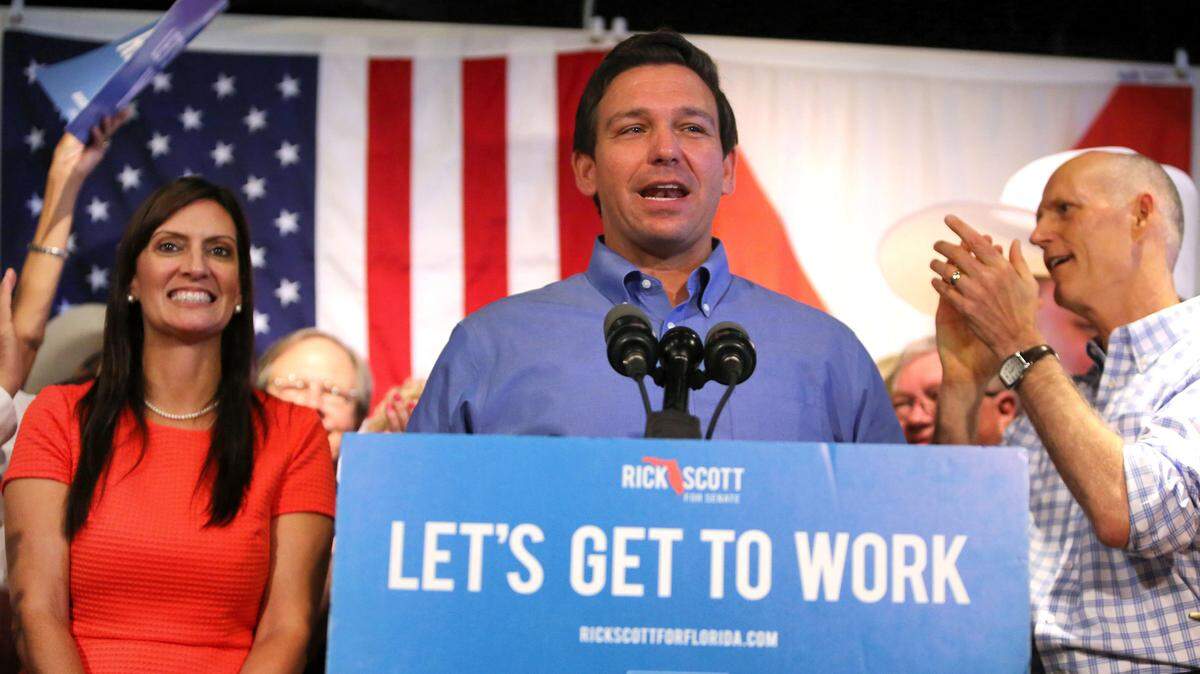 Ron DeSantis, nominado republicano a la gobernación de la Florida, presenta a su compañera de boleta, Jeanette Núñez, acompañados del gobernador Rick Scott (derecha) en una actividad en el Ace Cafe en el downtown de Orlando, el 6 de septiembre del 2018.