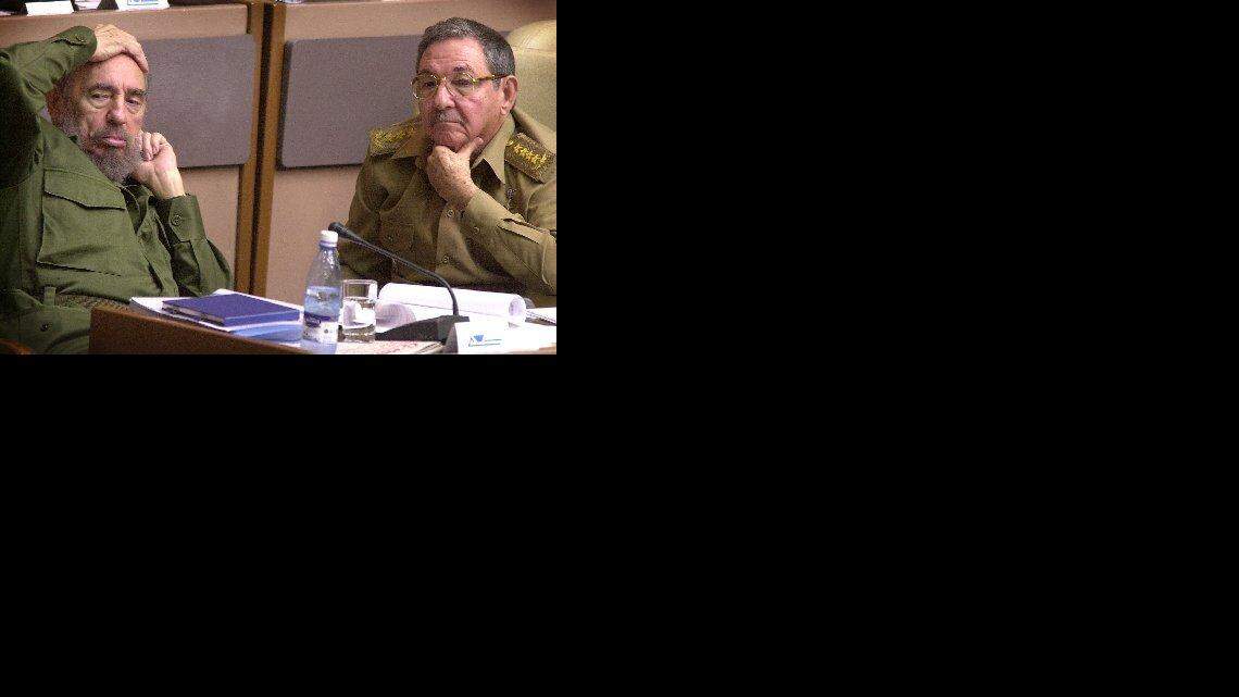 Fidel Castro y Raúl Castro en el Palacio de las Convenciones de La Habana, el 23 de diciembre del 2003.