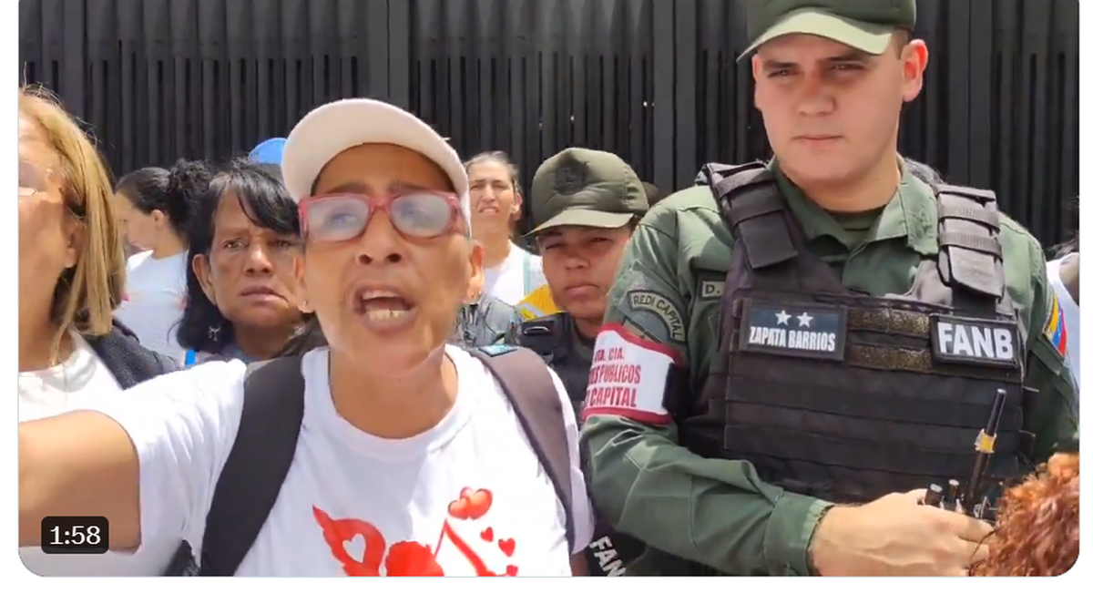 Esta imagen tomada de un video muestra a familiares de reclusos protestando frente al Palacio de Justicia en Caracas, Venezuela, el miércoles 12 de junio de 2024. Una huelga de hambre de presos que ya supera las 72 horas genera preocupación entre familiares, que exigen atención médica para los reclusos enfermos.