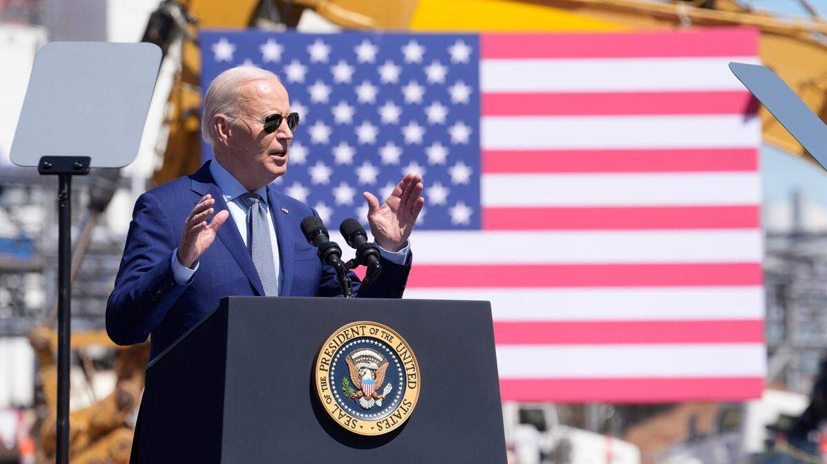 El presidente Joe Biden anuncia un acuerdo millonario para la fabricación de chips y semiconductores durante una visita al campus de la empresa Intel en Chandler, Arizona, el miércoles 20 de marzo de 2024.