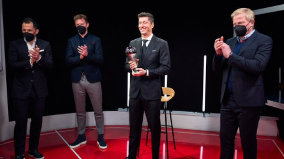 El polaco Robert Lewandowski, delantero del Bayern Munich alemán, fue galardonado por segundo año consecutivo con el premio The Best de la FIFA al mejor jugador, por delante del argentino Leo Messi y del egipcio Mohamed Salah.