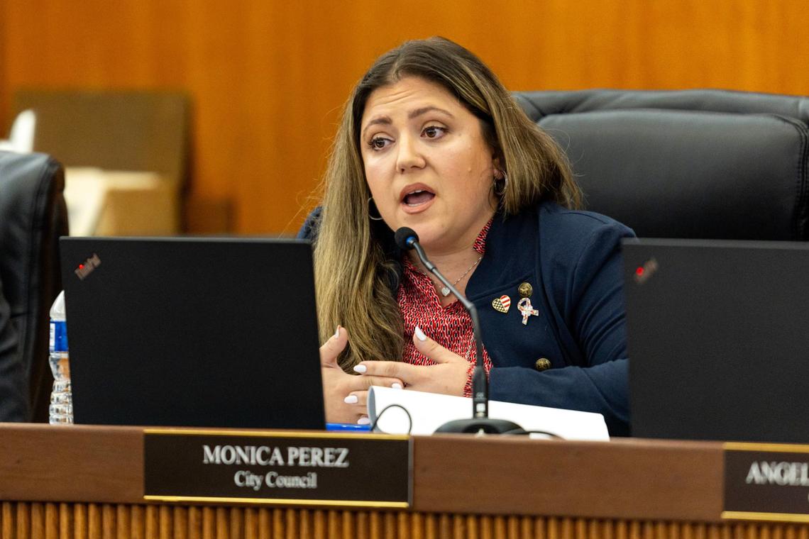 La concejal Mónica Pérez habla durante una reunión de la concejo en el ayuntamiento de Hialeah, Florida, el martes 23 de abril de 2024.