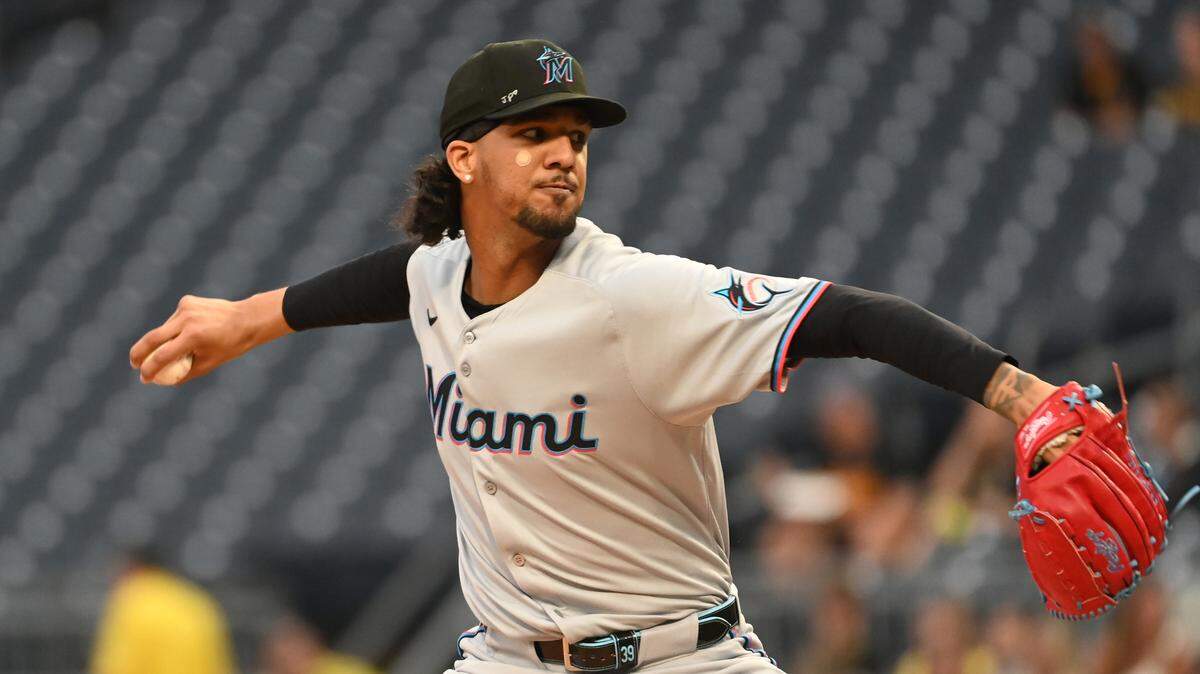 El abridor de los Marlins de Miami Eury Pérez lanzó tres entradas y permitió cuatro carreras el lunes a los Piratas de Pittsburgh, en su regreso a Grandes Ligas tras una larga rehabilitación de una cirugía Tommy John.