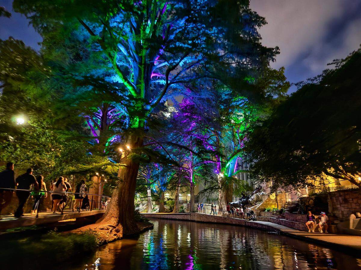 El River Walk en la noche.