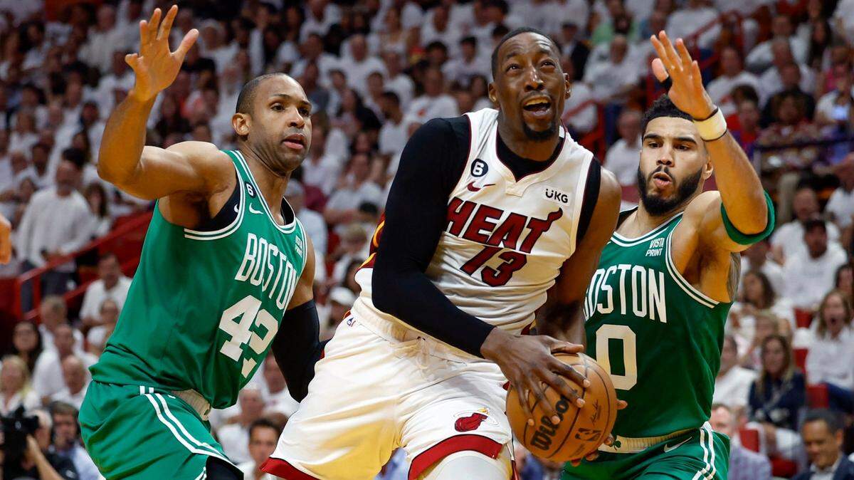 El jugador del Heat Bam Adebayo (13) trata de entrar al aro ante la marca de Al Horford (izq.) y Jayson Tatum, de los Celtics de Boston, en el cuarto partido de las Finales del Este, celebrado el 23 de mayo de 2023 en Miami.