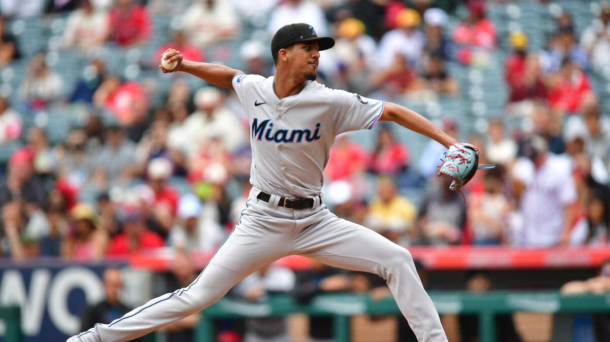 El abridor de los Marlins Eury Pérez lanza en el primer inning del partido ante los Angelinos de Los Angeles, celebrado el 28 de mayo de 2023 en Los Angeles.