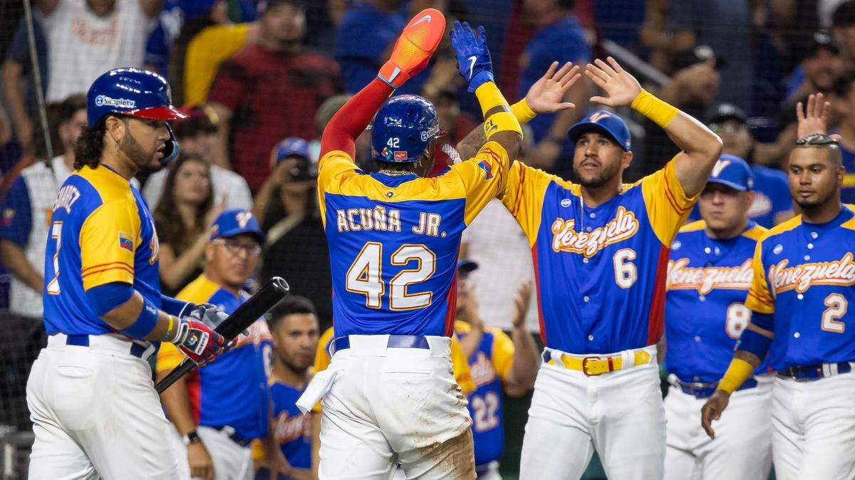 El jardinero de Venezuela Ronald Acuña Jr. (42) celebra tras anotar una carrera en el cuarto inning del partido ante Nicaragua en el Grupo D en el Clásico Mundial de Béisbol, celebrado el 14 de marzo de 2023 en el loanDepot Park en Miami.
