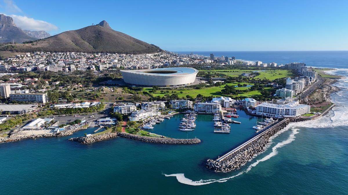 Distrito del centro urbano en Ciudad del Cabo, en Sudáfrica, con paisaje de Table Mountain.