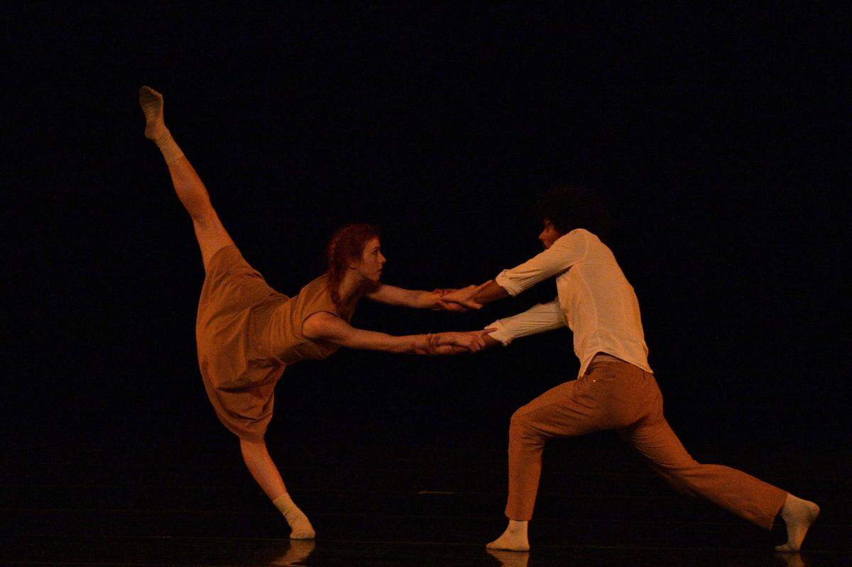 Beatriz García y Armando Brydson, representando al Cuban Classical Ballet of Miami, aparecen aquí en “To Zero Point”, un dueto contemporáneo con coreografía creada por ambos y exitoso estreno mundial en el XXVII IBFM (2022).