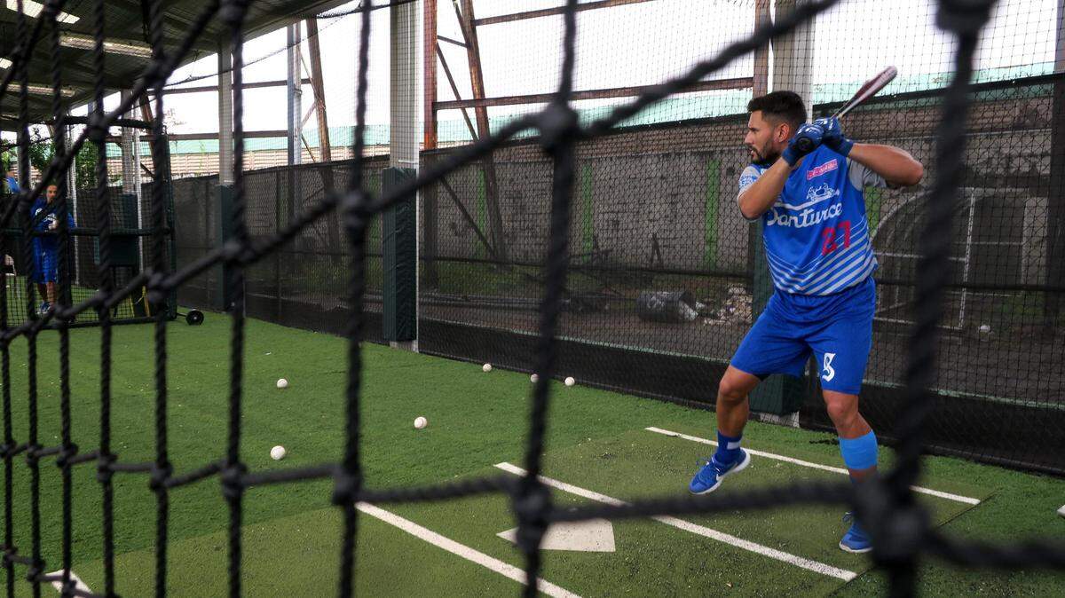 El jardinero de los Cangrejeros de Santurce, Reymond Fuentes, batea durante un entrenamiento este jueves 31 de enero de 2019 en San Juan, Puerto Rico.
