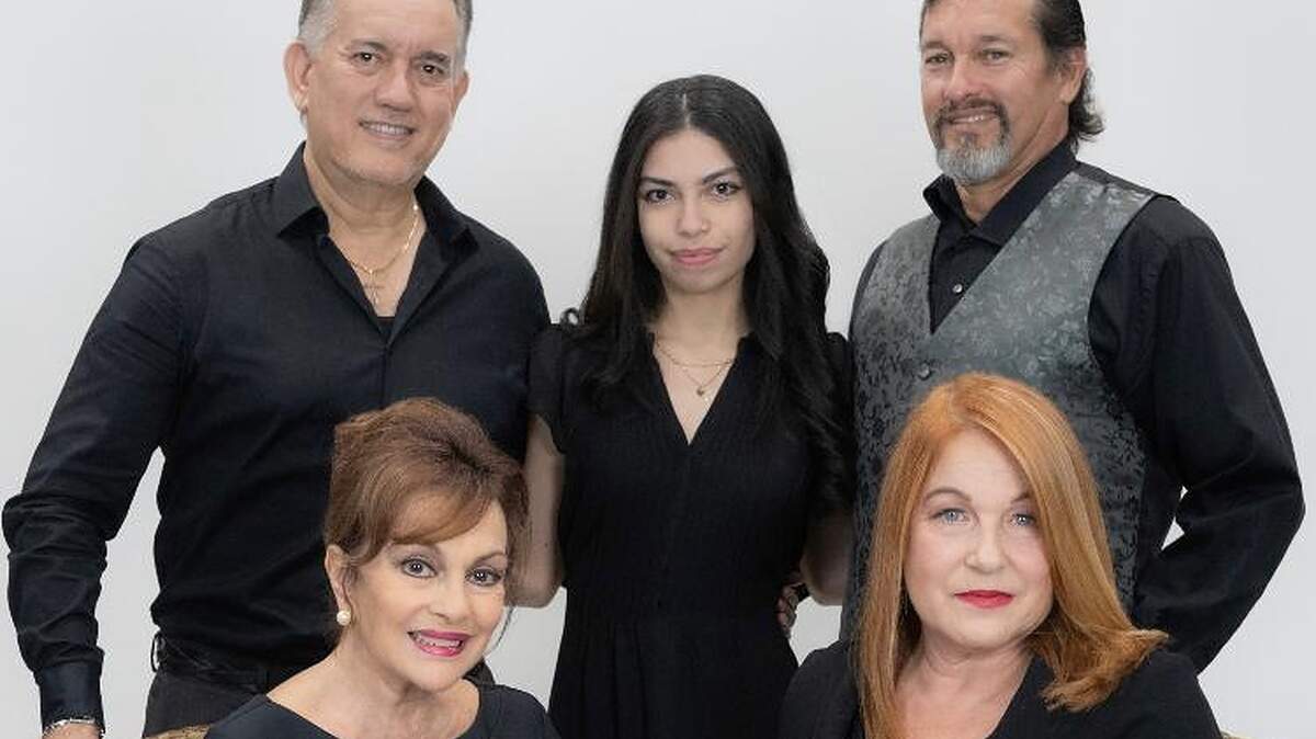 Sentadas, de derecha a izquierda, Lili Rentería (Nora) y Lupita Ferrer (Ann Marie). De pie, a la derecha, el coproductor y actor Raúl Cruz (Torvald), Ariadna González (Emmy) y el productor y director del montaje, Juan Montero. 