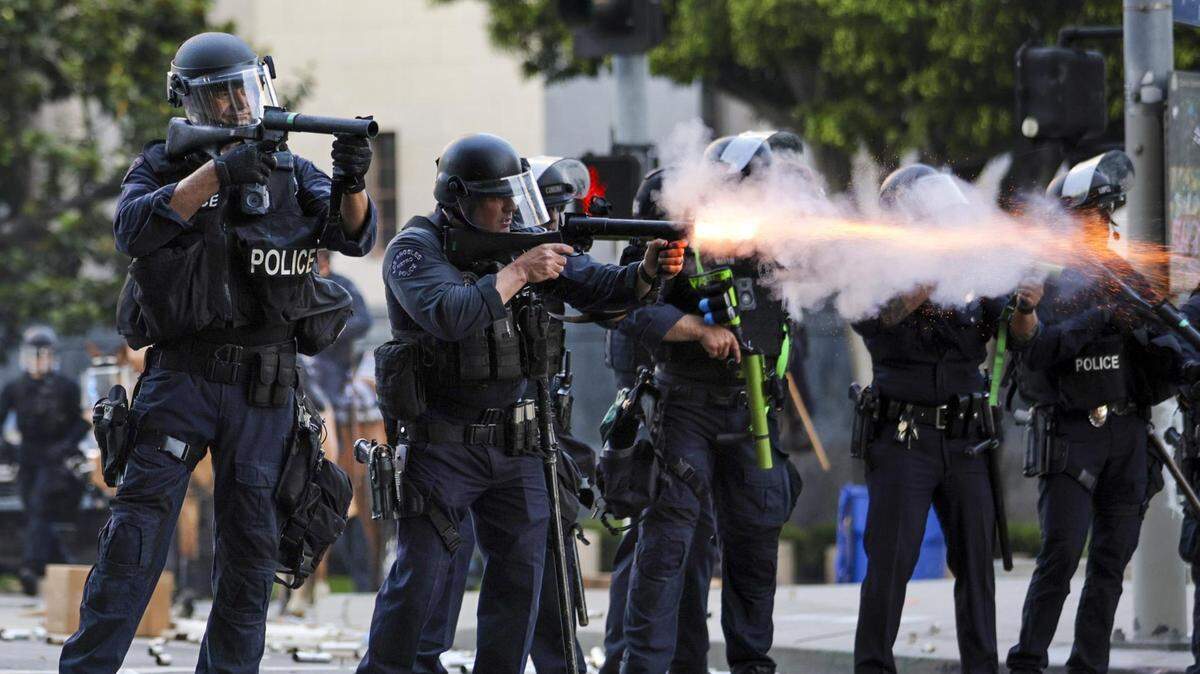 La policía dispara gases lacrimógenos contra activistas durante las protestas provocadas por las redadas de inmigración en Los Ángeles, California, el domingo 8 de junio de 2025. El presidente estadounidense, Donald Trump, ha desplegado 2000 efectivos de la Guardia Nacional, a pesar de no haber recibido ninguna solicitud de asistencia adicional del estado de California, tras las multitudinarias protestas contra las redadas de inmigración en curso en el área de Los Ángeles durante los últimos días. EFE/ Allison Dinner