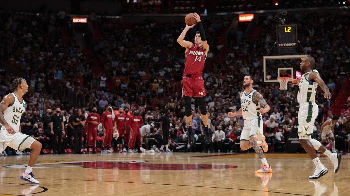 El jugador del Heat Tyler Herro (14) realiza un tiro de tres puntos en los segundos finales del segundo cuarto del partido ante los Bucks de Milwaukee, celebrado el 21 de octubre de 2021 en el FTX Arena en Miami.