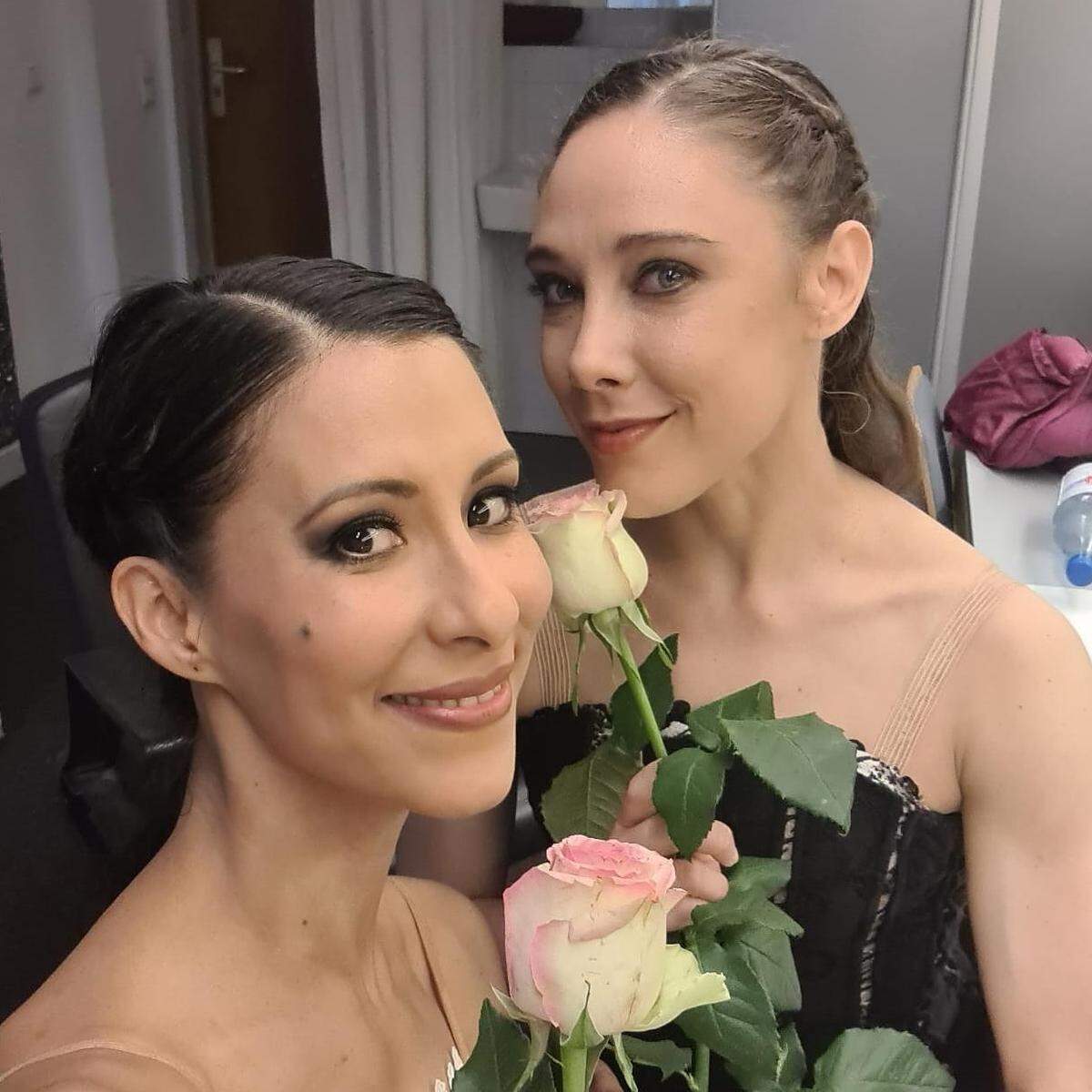 La mexicana Elisa Carrillo y la cubana Yolanda Correa, Primeras Bailarinas del Staatsballett Berlin en Alemania.
