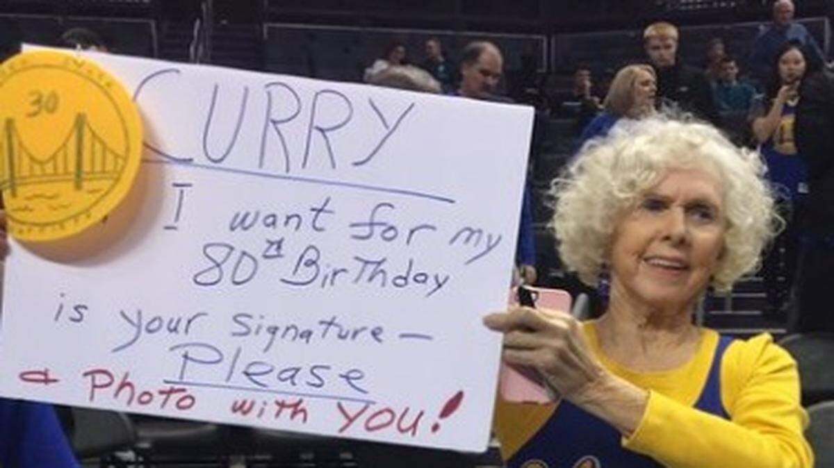 Una señora vestida con una camiseta de los Warriors acudió al partido contra los Hornets en el Spectrum Center de Charlotte y le pidió un autógrafo a Stephen Curry través de una singular pancarta, el miércoles 25 de enero del 2017.