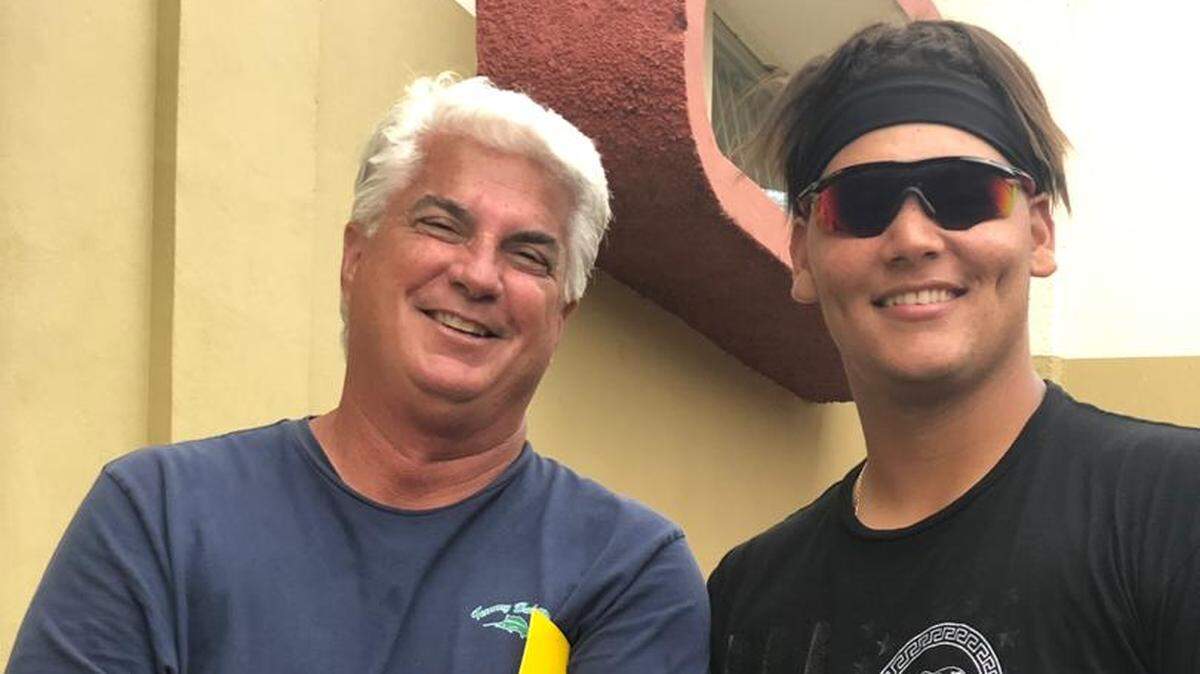 GUS DOMINGUEZ, consejero de Brander Guevara (d), quien se prepara para su primer showcase el 20 de agosto en Costa Rica.