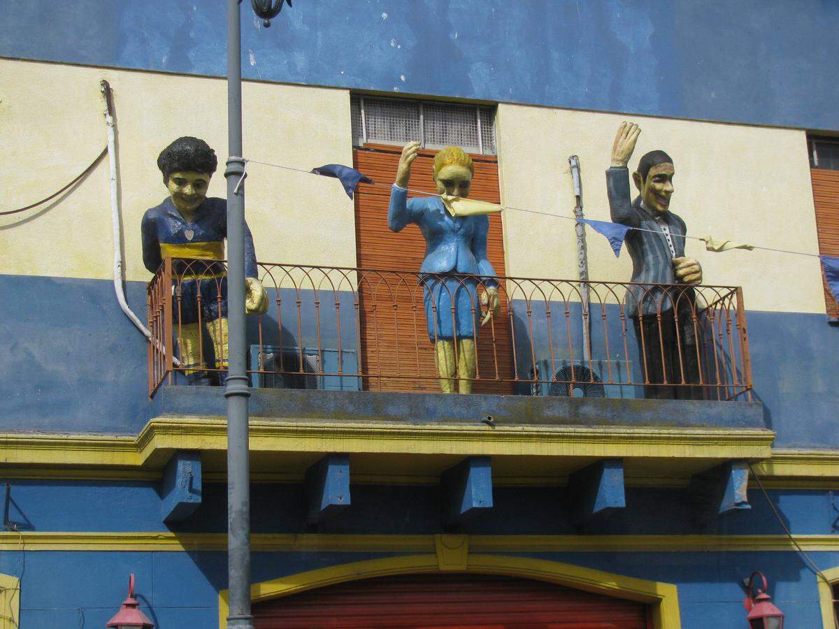 Maradona, Evita y Carlos Gardel despidiéndonos desde el balcón en La Boca.