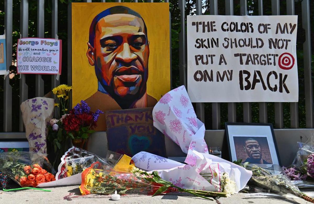 Flores adornan un homenaje a George Floyd en Harlem el 10 de junio de 2020, en la ciudad de Nueva York.