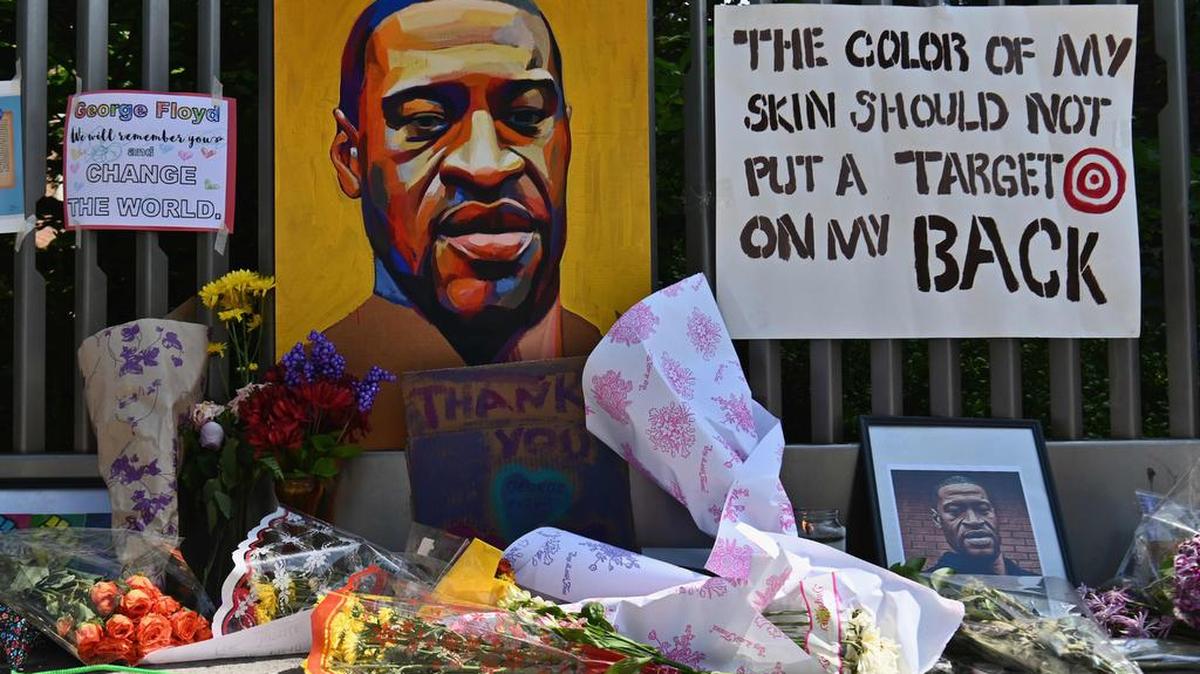 Flores adornan un homenaje a George Floyd en Harlem el 10 de junio de 2020, en la ciudad de Nueva York.