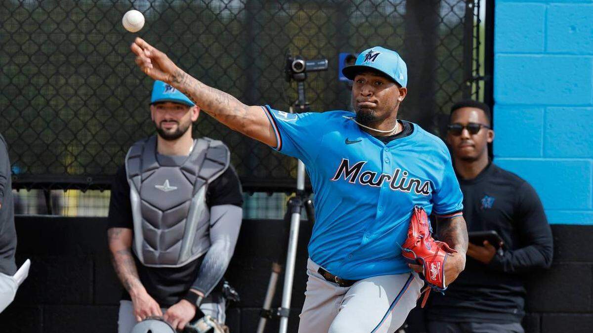 Sixto Sánchez lanza en una sesión de bullpen con los Marlins en la pretemporada.