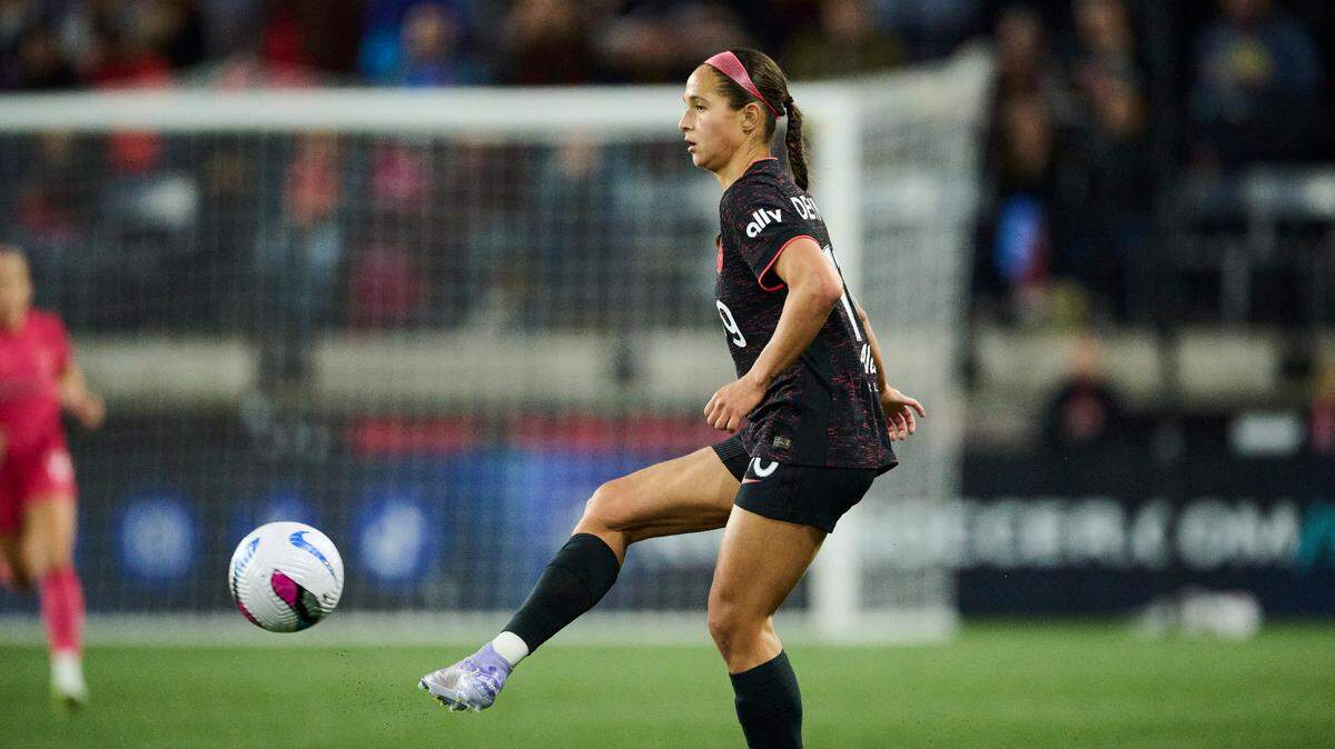  La futbolista venezolana Deyna Castellanos, de las Portland Thorns de la NWSL, explicó que no ha acudido a la última convocatoria de la selección de su país por miedo a no poder regresar a Estados Unidos dentro del nuevo contexto político y migratorio bajo la Presidencia de Donald Trump.