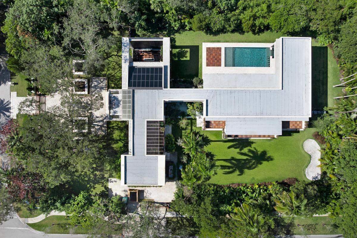 Entre las comodidades de la vivienda —que abarca más de 11,000 pies cuadrados— se incluyen un área de golf y una piscina.