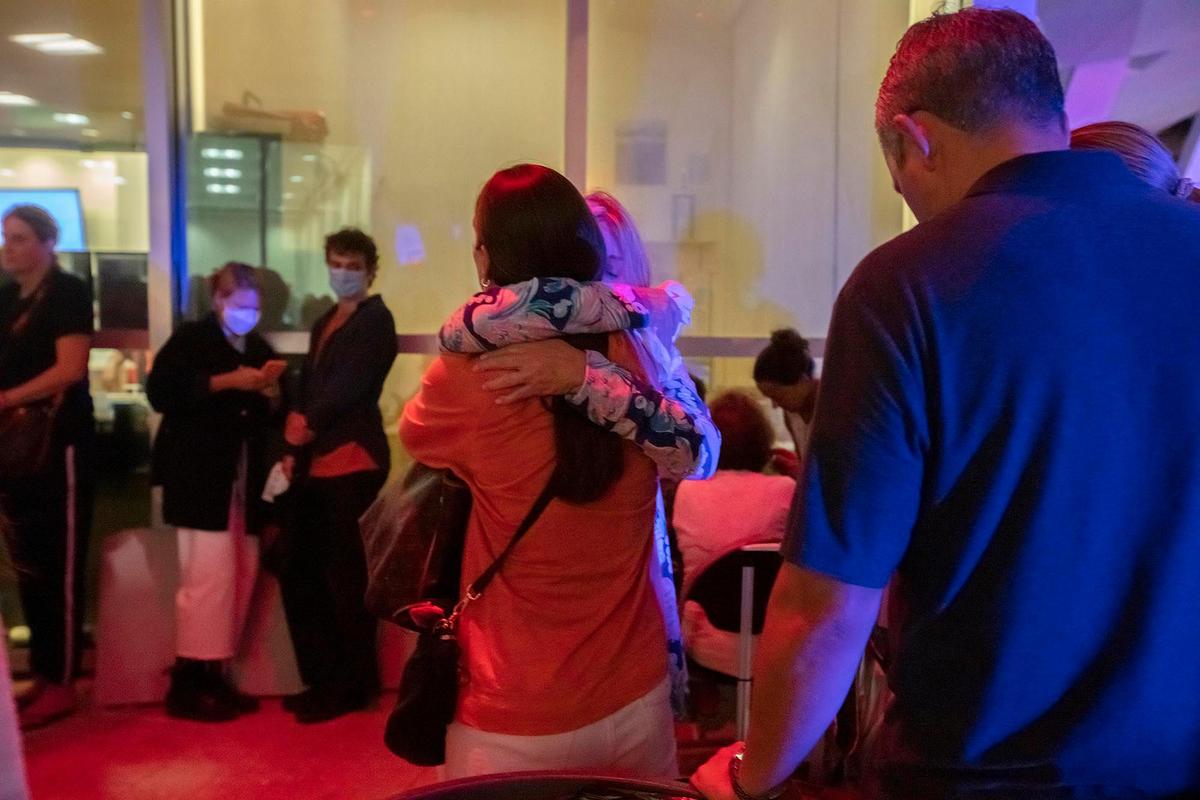 Abrazos y lágrimas no faltan en el centro de reunificación de Surfside, donde familiares y amigos aguardan por conocer el paradero de sus seres queridos.