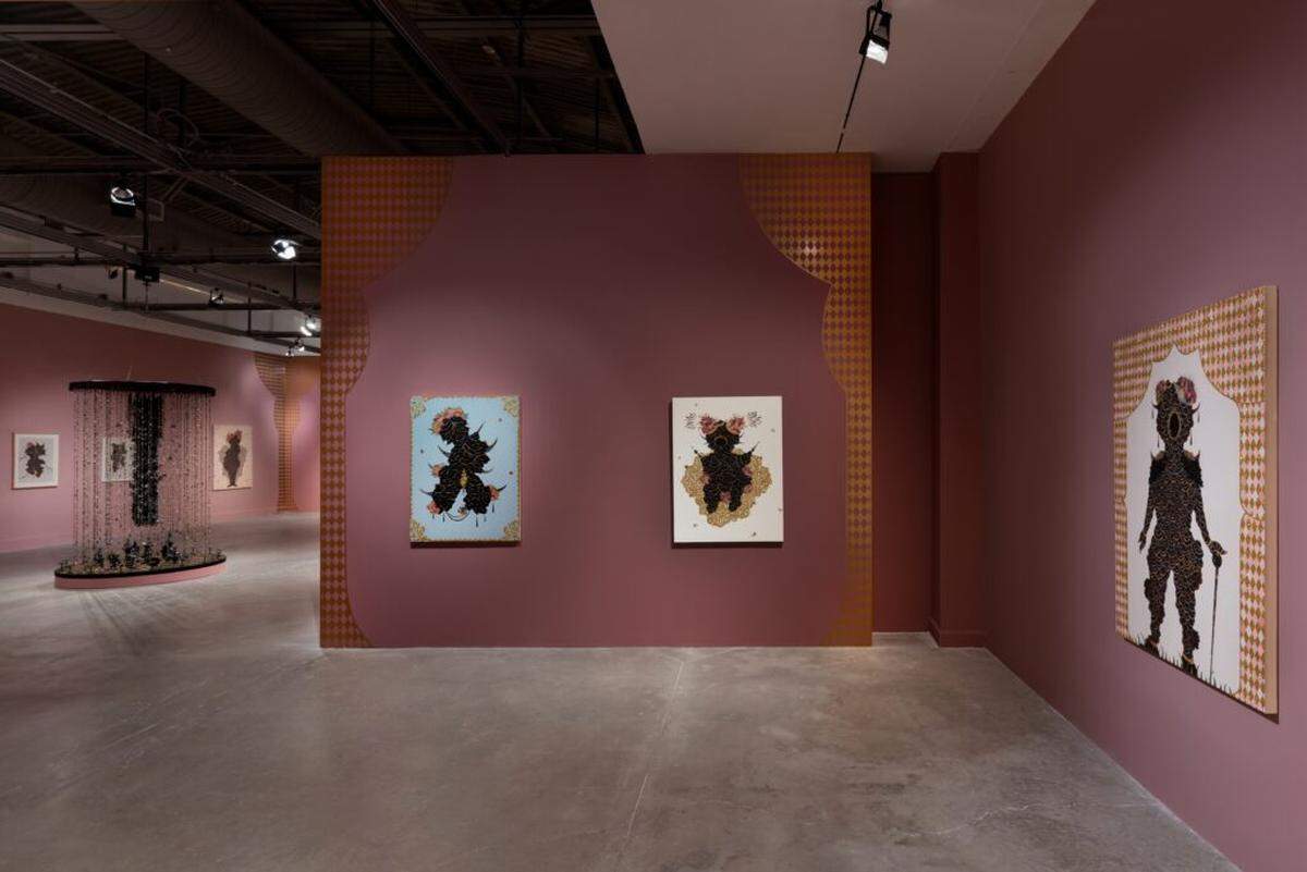 “La Doncella es la Guerrera” de Vickie Pierre en el Museo de Arte Contemporáneo de North Miami. La exposición se centra en la serie “Muñecas en el Arbusto” de la artista, que presenta manchas negras amorfas con rasgos femeninos claramente definidos.