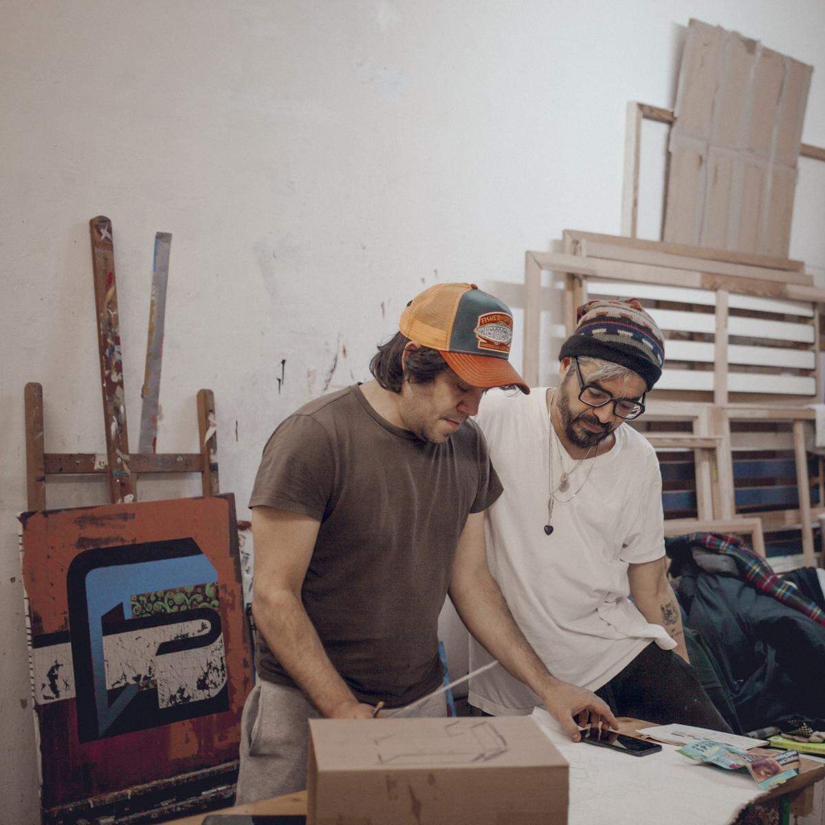 Hamlet Lavastida y Juan Miguel Pozo, en el estudio de ambos en Berlín, Alemania. 