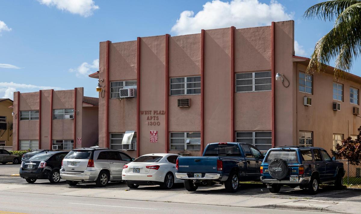 Fachada del edificio 1300 West 29th St, Hialeah, que recientemente cambió de dueño, aumentando los precios de los alquileres 14 de julio 2022